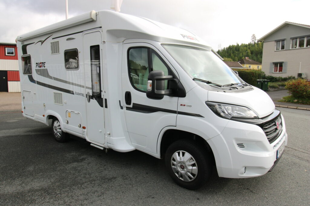 Pilote P 650 Essential Automat 2019 låga bäddar 1 års garanti